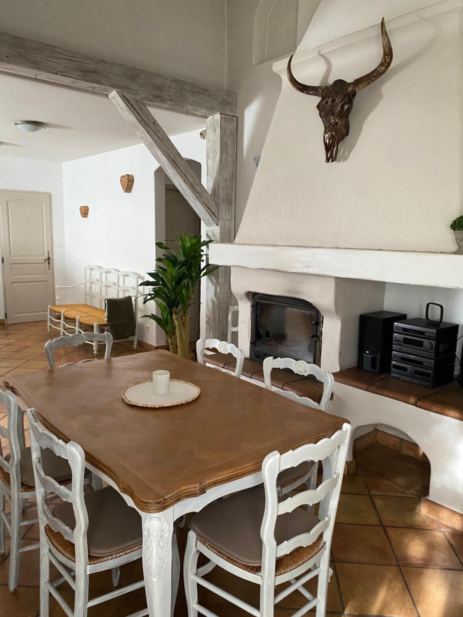 Maison Dans Village Calme Arles Extérieur photo