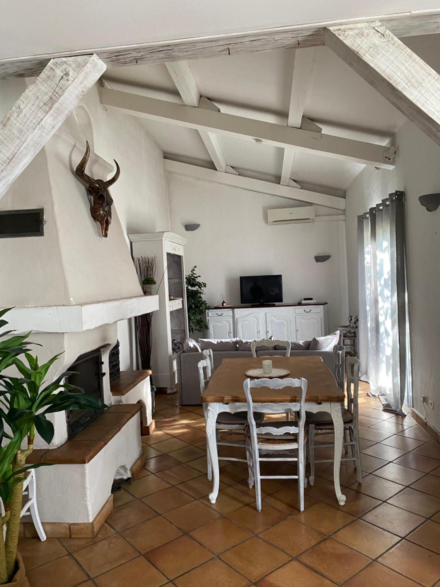 Maison Dans Village Calme Arles Extérieur photo